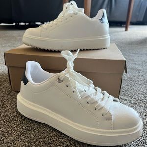 Women’s Steve Madden Catcher Platform Sneaker in a size 7